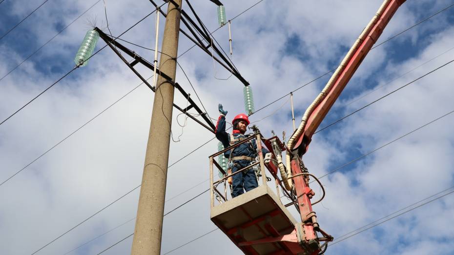 Более 147 км линий электропередачи отремонтировали «Россети Центр» в Воронежской области за полгода