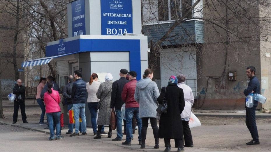 Из-за коммунальной аварии в Советском районе Воронежа выросли очереди к автоматам с водой