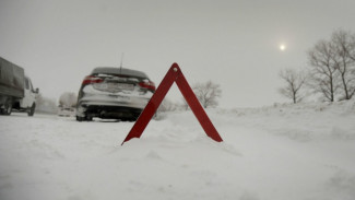 В Грибановском районе ВИС врезался в КамАЗ: пострадала пассажирка легковушки