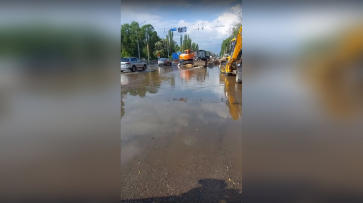 Часть Ленинского проспекта в Воронеже затопило из-за лопнувшей трубы
