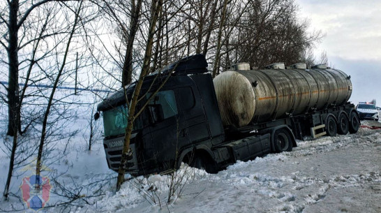 Воронежские полицейские помогли водителю фуры выбраться из заснеженного кювета