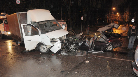 В Воронеже столкнулись Mazda и «Газель»: 2 человека погибли и 3 ранены