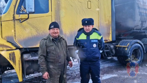 Воронежские полицейские помогли водителю сломавшейся фуры из Краснодарского края