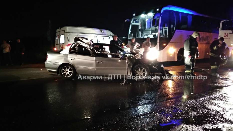 Воронежские спасатели достали водителя из смятой машины после ДТП с фурой