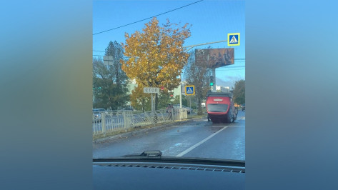 Машина перевернулась на кольце возле ТРЦ «Арена» в Воронеже утром 17 октября