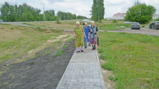 В подгоренском поселке завершили строительство тротуара