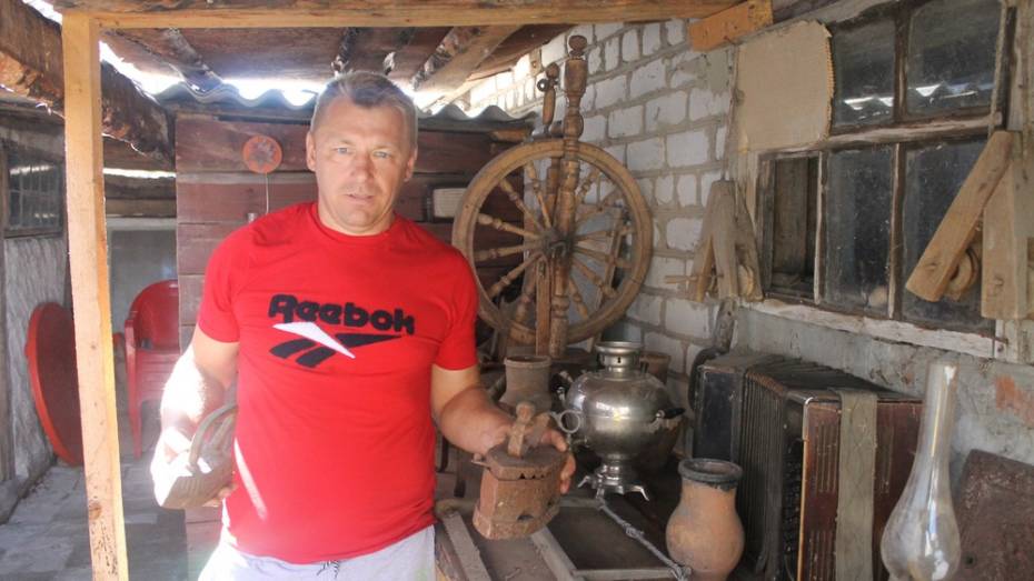 Житель Петропавловского района собрал дома коллекцию антиквариата