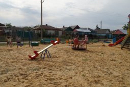 Детскую площадку обустроили на пустыре в петропавловском селе Старая Меловая