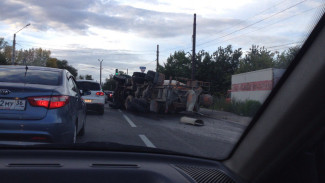 Бетономешалка перевернулась на перекрестке в Коминтерновском районе Воронежа