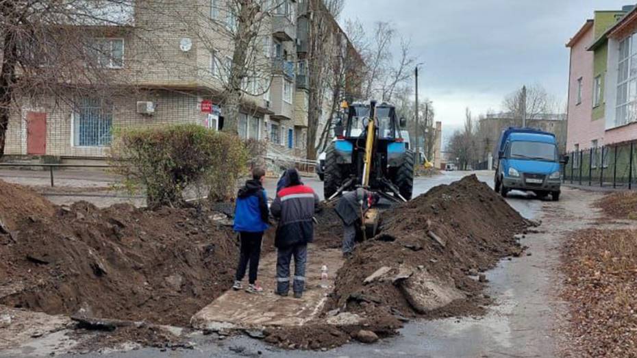 В Лисках Воронежской области устраняют прорывы на теплотрассе