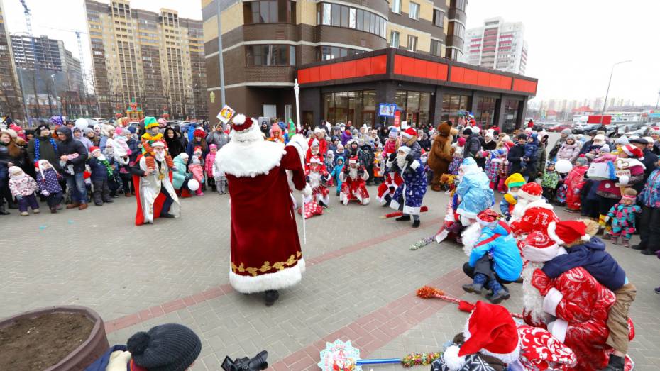 В воронежском квартале «Троицкий» к Новому году устроили парад сказочных героев