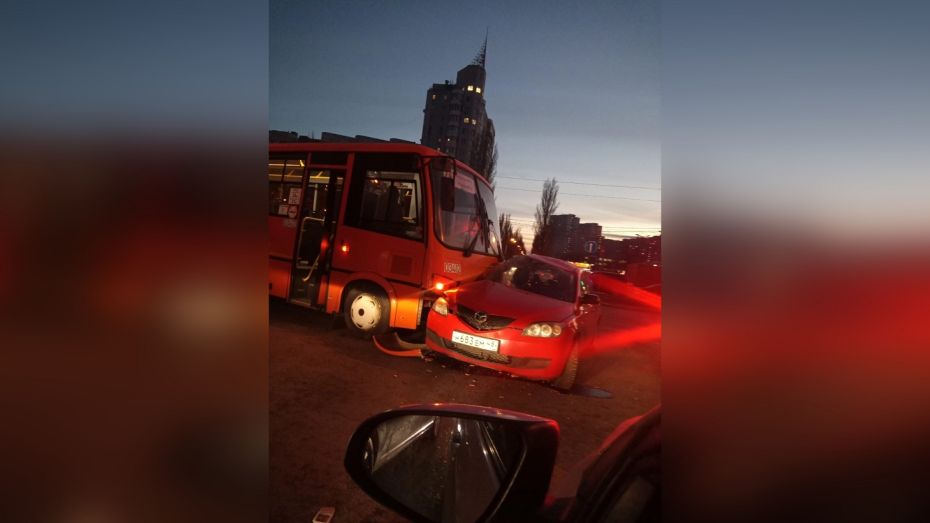 Маршрутный автобус протаранил иномарку у гипермаркета в Воронеже: пострадали 2 человека