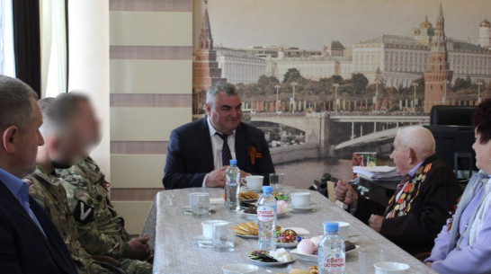 Встречу ветерана ВОВ и участников СВО организовали в Ольховатке
