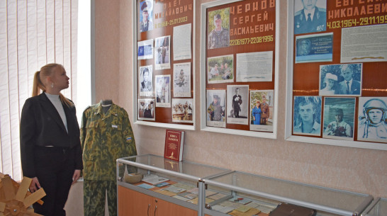 В школьном музее «Колесо истории» в Лисках установили новые стеллажи-витрины