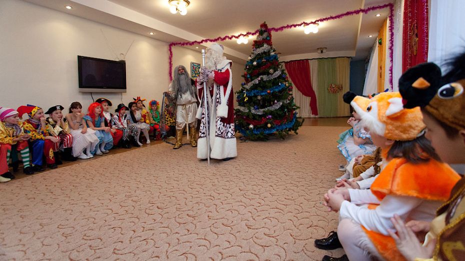 Мэрия рассказала, будут ли в детсадах и школах Воронежа новогодние утренники