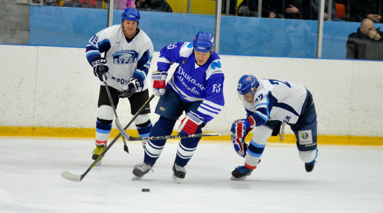 «Руки у них золотые». Ветераны хоккейных «Бурана» и «Динамо» сыграли в Воронеже