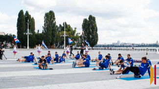 Около 100 человек посетили зарядку воронежского «Факела» на Адмиралтейской площади