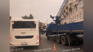 Днем 2 октября автобус №3 попал в ДТП у Воронежского цирка