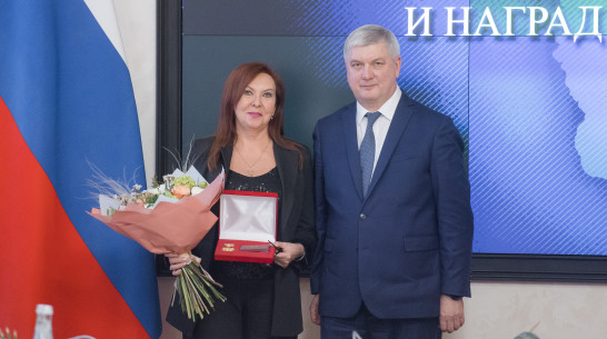 Губернатор Воронежской области Александр Гусев вручил государственные награды