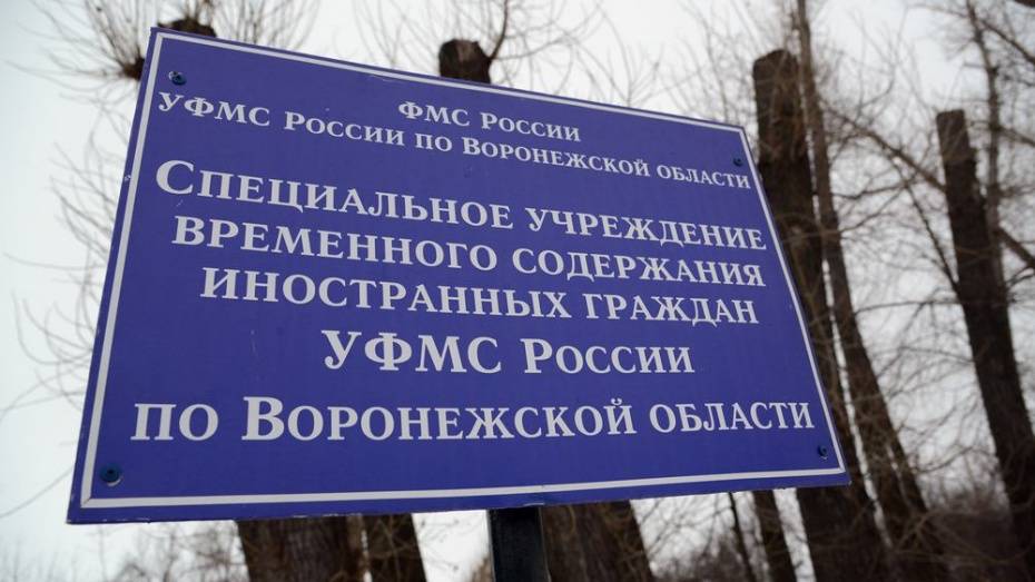 Избивший под Воронежем табуретом полицейского мигрант заплатит 15 тыс рублей