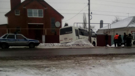 В Воронежской области ПАЗ ритуальных услуг врезался в ворота: водитель скончался