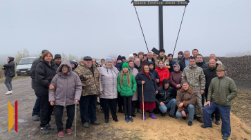 На въезде в панинское село Алое Поле установили 4-метровый поклонный крест