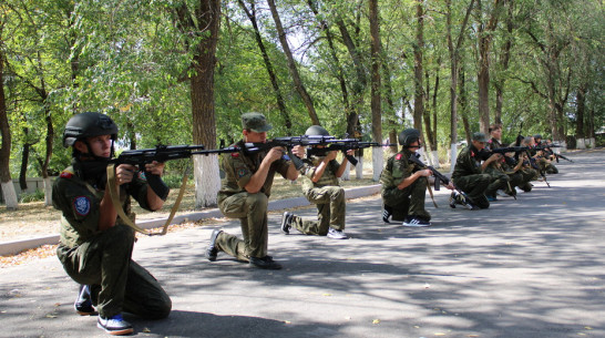 Участники СВО впервые провели военно-полевые сборы для верхнемамонских кадетов