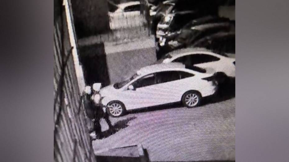 В Воронеже двое подростков сняли эмблему с Mercedes и повредили автомобиль: видео