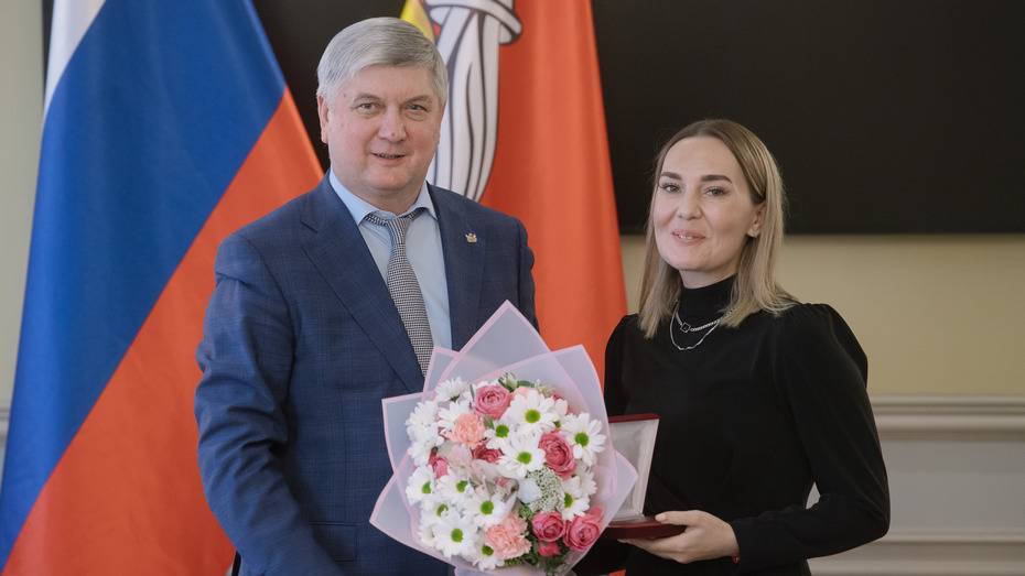 Губернатор Александр Гусев наградил воронежских волонтеров