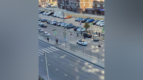 В Воронеже на улице Крынина автомобиль сбил велосипедиста: видео