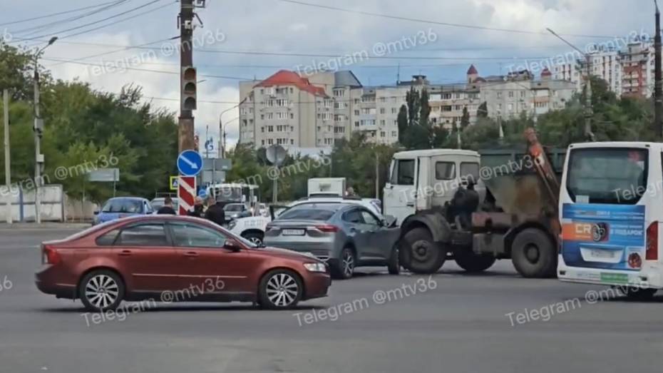 В Воронеже Haval врезался в мусоровоз