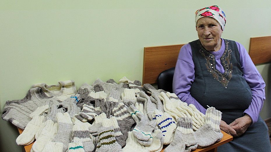 Подгоренские пенсионерки связали носки и жилетки эвакуированным из Херсона детям
