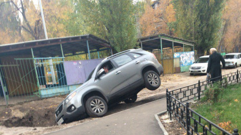 В Воронеже иномарка провалилась в яму