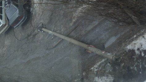 В Коминтерновском районе Воронежа электрический столб упал во двор жилого дома