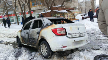 В Воронеже такси застряло в снегу и сгорело