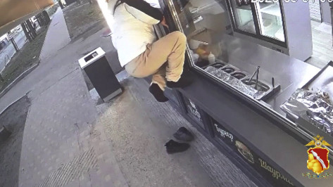 В Воронеже кража из киоска с шаурмой попала на видео