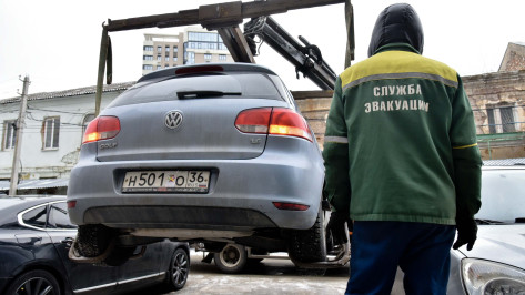 За день в Воронеже эвакуировали 17 машин с закрытыми или снятыми госномерами