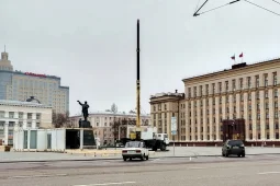 В Воронеже начали монтировать каток на площади Ленина