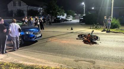 В Воронеже 12-летний водитель мопеда врезался в 2 автомобиля: пострадали трое детей