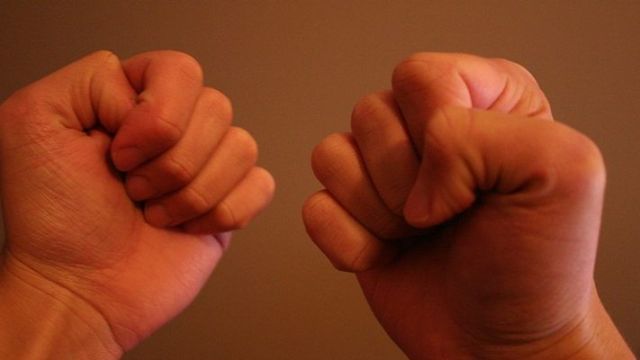 В Воронежской области 17-летний вымогатель отнял у незнакомого парня мобильник, банковскую карту и скутер