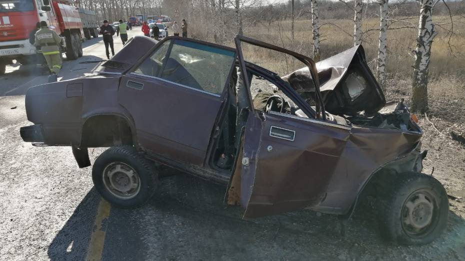 КамАЗ и «семерка» столкнулись в Воронежской области: 70-летний водитель погиб
