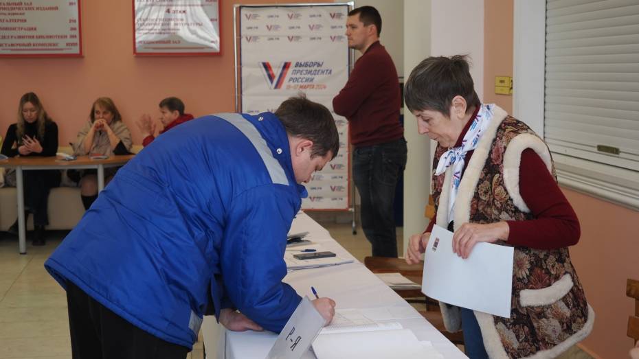Как воронежцы голосуют на выборах Президента РФ: репортаж с участка
