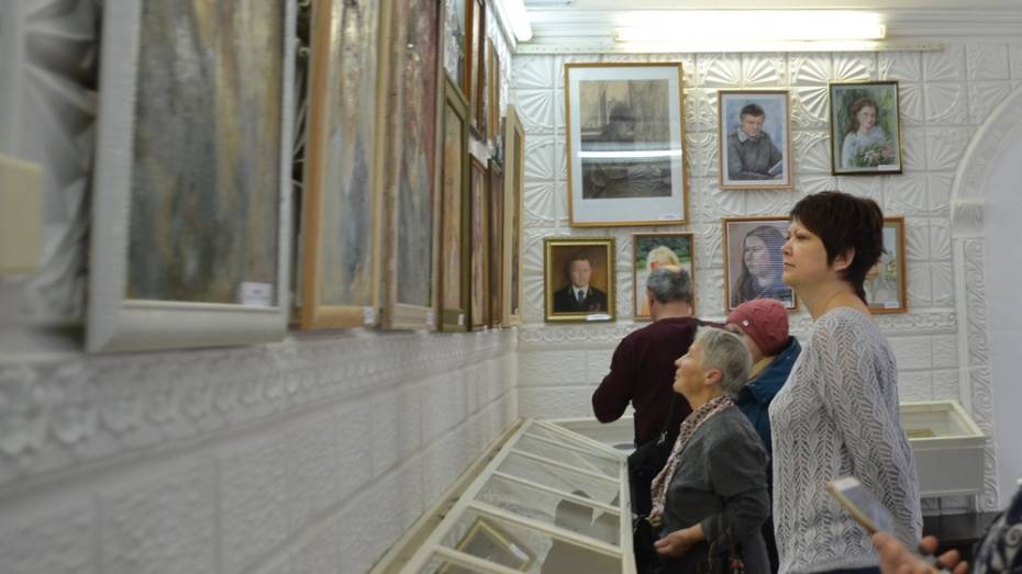В Павловске 13 художников представили выставку «Искусство портрета» 
