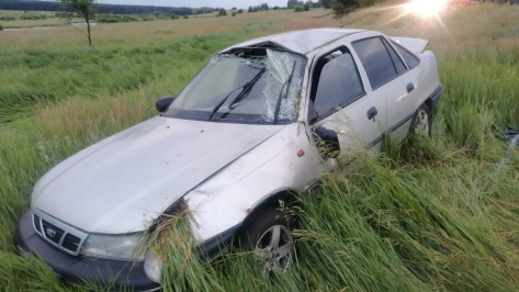 В Воронежской области Daewoo Nexia с двумя девочками и младенцем в салоне вылетела в кювет