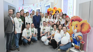 Губернатор Александр Гусев посетил стенд Воронежской области на Всероссийском фестивале молодежи в Сочи