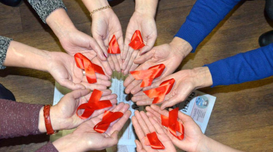 Во Всемирный день борьбы со СПИДом павловские журналисты провели акцию «Красная лента»