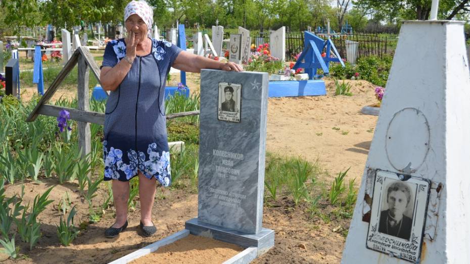 Богучарская пенсионерка установила памятник на заброшенной могиле ветерана войны