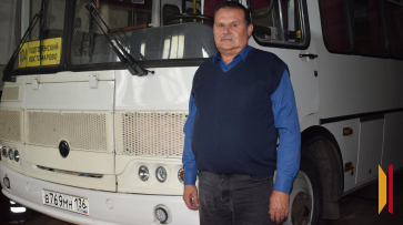«Бабушкам надо ехать». Больше 40 лет житель подгоренского села работает водителем
