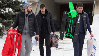 Футболисты воронежского «Факела» подарили санки детям из приютов