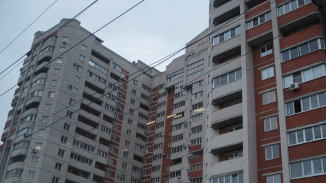В Воронеже курильщица выпала с 9 этажа